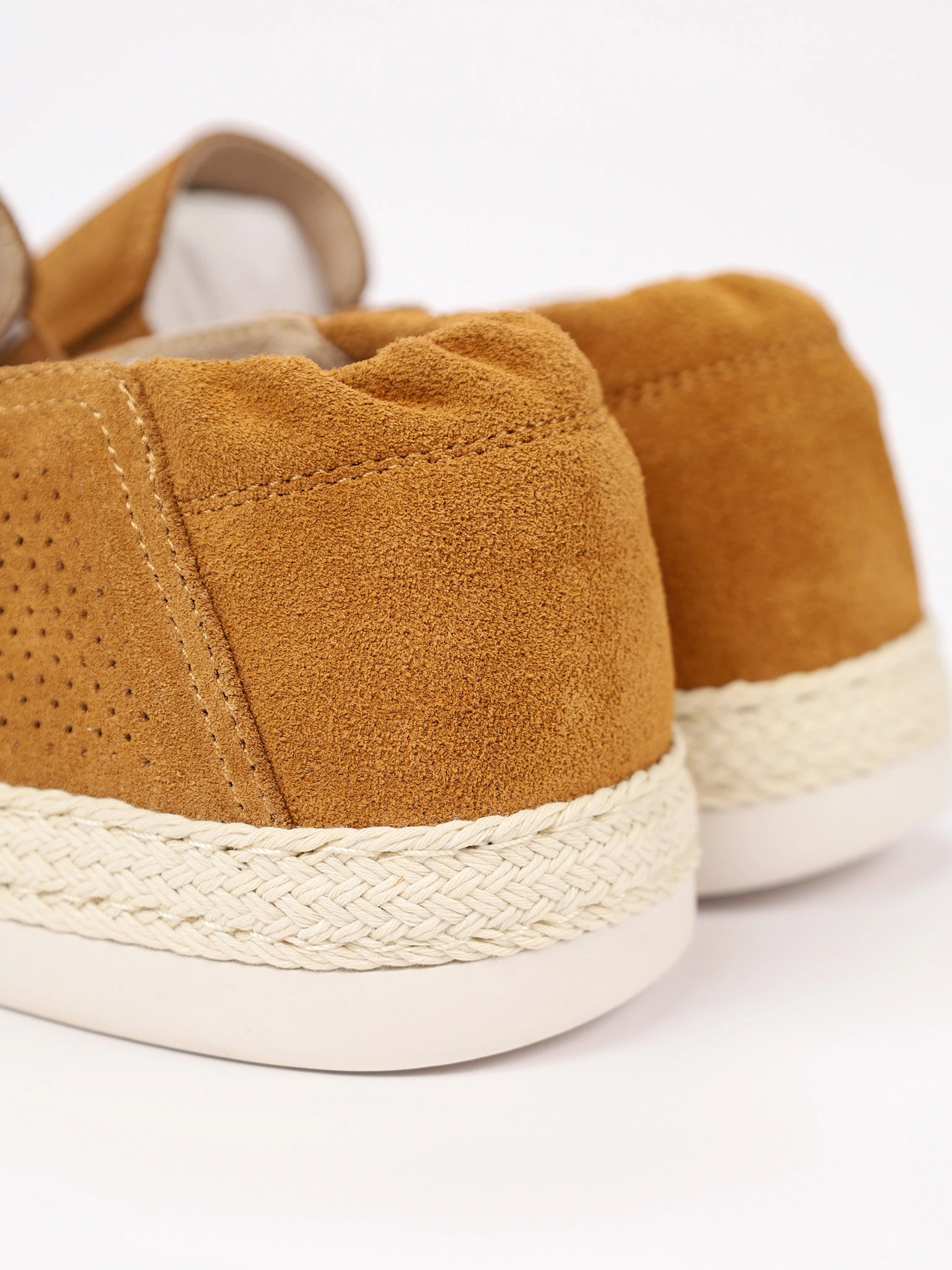 Мокасины коричневого цвета с перфорацией на низкой подошве